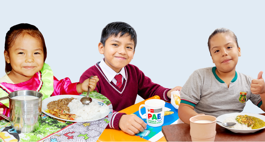 Tres escolares sonrientes almorzando el servicio alimentario en su institución educativa.